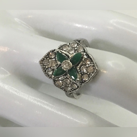 SILVERTONE GREEN CABOCHON RHINESTONE COCKTAIL RING SIZE 5 - Picture 1 of 2
